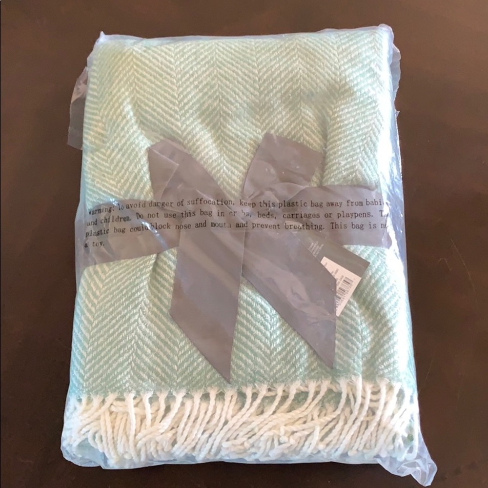 NEW: Herringbone green throw blanket